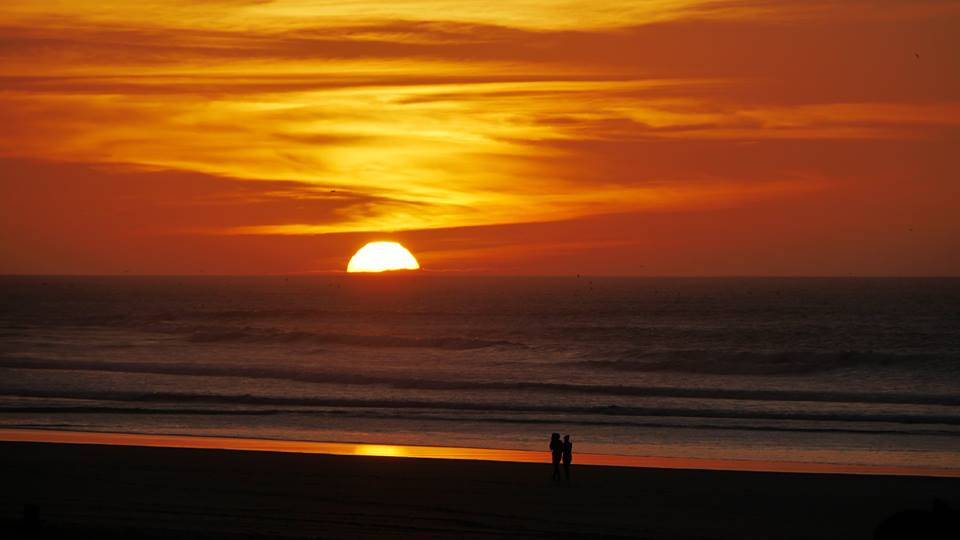 sunset porn sunrie lovers on the beach van westfalia digital nomand vanlife vanlifers house is where you park it plaza plage surfers surf 2016 morocco portugal destination ifran taghazout blue sky mercedes benz porsche ferrari fiat 126 opony pneu tyre camp campfire side tent zachod slonca najpiekniejsze miejsca w maroku